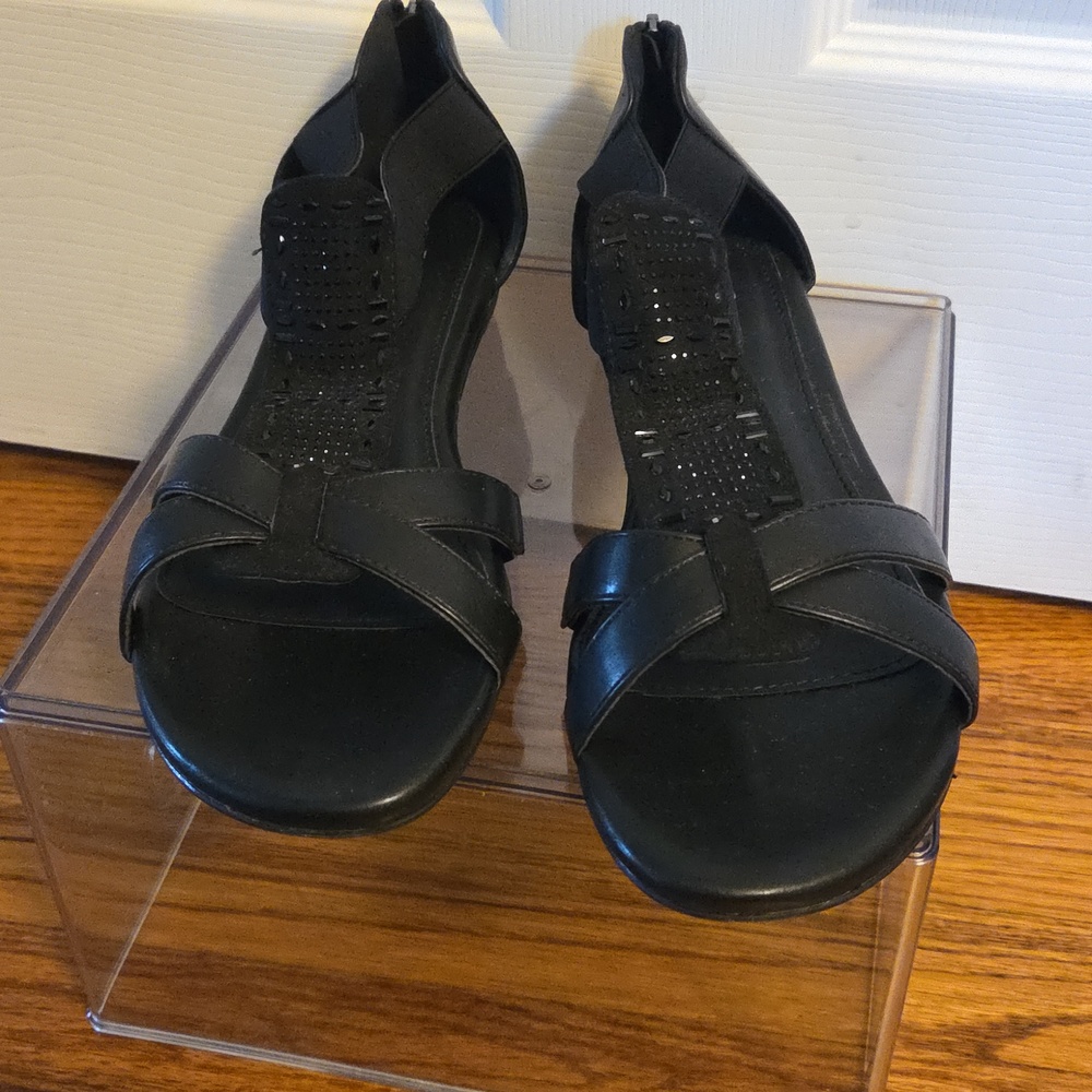 Catherines Elegant Black Sandals 10W NIB (No Lid) - Picture 2 of 13